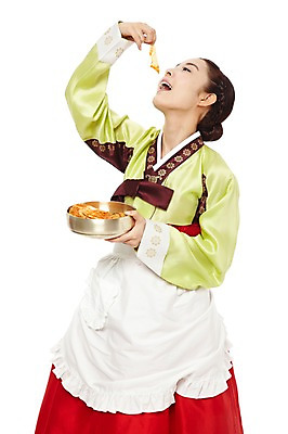 포토 JPG 스튜디오촬영 한국문화 한국전통 전통 우먼라이프 라이프스타일 그릇 여자 명절 전통문화 음식 가사 김치 한국 실내 한명 서기 들기 누끼 사람 동양인 20대 성인 앞모습 앞치마 전통음식 한국인 대접 계획 전통의상 한복 먹기 며느리 배추김치 과정 백김치 여자만 여자한명만 성인여자만 청년만 청년여자만 성인한명만 청년여자한명만 성인여자한명만 성인만 국내포토 1 동양문화 식기 기념일 아시아 문화 한식 뷰포인트 컨셉 모션 인종 청년 내부 생활 파일형식