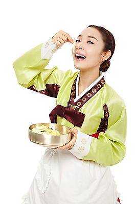 포토 JPG 스튜디오촬영 한국문화 한국전통 전통 우먼라이프 라이프스타일 그릇 여자 명절 전통문화 음식 가사 김치 한국 실내 한명 서기 미소 웃음 들기 누끼 사람 동양인 상반신 20대 성인 앞모습 앞치마 전통음식 한국인 대접 계획 전통의상 한복 먹기 며느리 배추김치 과정 백김치 여자만 여자한명만 성인여자만 청년만 청년여자만 성인한명만 청년여자한명만 성인여자한명만 성인만 국내포토 1 동양문화 식기 기념일 아시아 문화 한식 뷰포인트 컨셉 모션 표정 인종 청년 내부 생활 파일형식