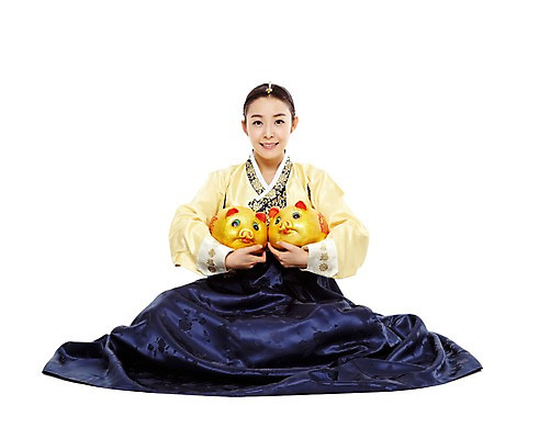 포토 JPG 스튜디오촬영 전신 한국문화 한국전통 전통 라이프스타일 여자 명절 전통문화 새해 한국 실내 선물 한명 미소 웃음 들기 누끼 사람 앉기 동양인 20대 성인 앞모습 설날 추석 한국인 돼지저금통 돼지 행운 전통의상 한복 금돼지 복돼지 새해선물 추석선물 여자만 여자한명만 성인여자만 청년만 청년여자만 성인한명만 청년여자한명만 성인여자한명만 성인만 설선물 국내포토 1 동양문화 기념일 아시아 문화 뷰포인트 컨셉 포유류 모션 표정 인종 청년 내부 생활 저금통 파일형식 명절선물