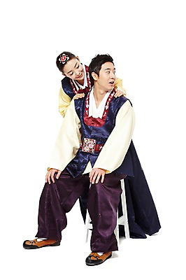 포토 JPG 스튜디오촬영 전신 한국문화 한국전통 전통 라이프스타일 부부 커플 응시 여자 명절 남자 전통문화 의자 새해 한국 실내 서기 미소 웃음 누끼 사람 앉기 동양인 20대 성인 두명 앞모습 설날 추석 한국인 전통의상 한복 청년만 성인만 국내포토 동양문화 시선 기념일 아시아 문화 뷰포인트 가구 관계 모션 표정 인종 청년 내부 생활 파일형식