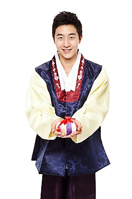 포토 JPG 스튜디오촬영 한국문화 한국전통 전통 라이프스타일 명절 남자 전통문화 새해 복주머니 전통소품 한국 실내 선물 한명 서기 미소 웃음 들기 누끼 사람 동양인 20대 성인 앞모습 설날 추석 한국인 행운 주머니 전통의상 한복 새해선물 추석선물 남자만 남자한명만 성인남자만 청년만 청년남자만 청년남자한명만 성인한명만 성인남자한명만 성인만 설선물 국내포토 1 동양문화 기념일 아시아 문화 뷰포인트 컨셉 모션 표정 인종 청년 내부 생활 오브젝트 파일형식 명절선물