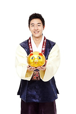 포토 JPG 스튜디오촬영 한국문화 한국전통 전통 라이프스타일 명절 남자 전통문화 새해 한국 실내 선물 한명 서기 미소 웃음 들기 누끼 사람 동양인 20대 성인 앞모습 설날 추석 한국인 돼지저금통 돼지 행운 전통의상 한복 금돼지 복돼지 새해선물 추석선물 남자만 남자한명만 성인남자만 청년만 청년남자만 청년남자한명만 성인한명만 성인남자한명만 성인만 설선물 국내포토 1 동양문화 기념일 아시아 문화 뷰포인트 컨셉 포유류 모션 표정 인종 청년 내부 생활 저금통 파일형식 명절선물