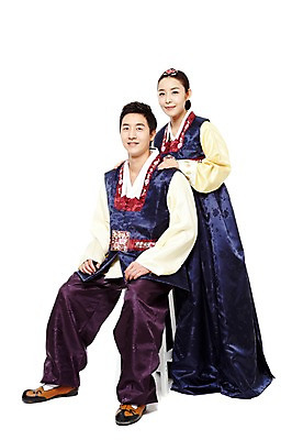 포토 JPG 스튜디오촬영 전신 한국문화 한국전통 전통 라이프스타일 부부 커플 여자 명절 남자 전통문화 의자 새해 한국 실내 서기 미소 웃음 누끼 사람 앉기 동양인 20대 성인 두명 앞모습 설날 추석 한국인 전통의상 한복 청년만 성인만 국내포토 동양문화 기념일 아시아 문화 뷰포인트 가구 관계 모션 표정 인종 청년 내부 생활 파일형식