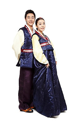 포토 JPG 스튜디오촬영 전신 한국문화 한국전통 전통 라이프스타일 부부 커플 여자 명절 남자 전통문화 새해 한국 실내 서기 미소 웃음 누끼 사람 동양인 20대 성인 두명 옆모습 설날 추석 한국인 전통의상 한복 청년만 성인만 국내포토 동양문화 기념일 아시아 문화 뷰포인트 관계 모션 표정 인종 청년 내부 생활 파일형식