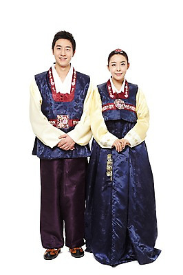 포토 JPG 스튜디오촬영 전신 한국문화 한국전통 전통 라이프스타일 부부 커플 여자 명절 남자 전통문화 새해 한국 실내 서기 미소 웃음 누끼 사람 동양인 20대 성인 두명 앞모습 설날 추석 깨끗함 한국인 예절 인사 전통의상 한복 손모으기 청년만 성인만 국내포토 동양문화 기념일 아시아 문화 뷰포인트 컨셉 관계 모션 표정 인종 손짓 청년 내부 생활 파일형식