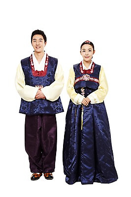 포토 JPG 스튜디오촬영 전신 한국문화 한국전통 전통 라이프스타일 부부 커플 여자 명절 남자 전통문화 새해 한국 실내 서기 미소 웃음 누끼 사람 동양인 20대 성인 두명 앞모습 설날 추석 깨끗함 한국인 예절 인사 전통의상 한복 손모으기 청년만 성인만 국내포토 동양문화 기념일 아시아 문화 뷰포인트 컨셉 관계 모션 표정 인종 손짓 청년 내부 생활 파일형식