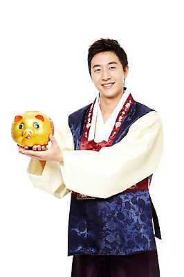 포토 JPG 스튜디오촬영 한국문화 한국전통 전통 라이프스타일 명절 남자 전통문화 새해 한국 실내 선물 한명 서기 미소 웃음 들기 누끼 사람 동양인 20대 성인 앞모습 설날 추석 한국인 돼지저금통 돼지 행운 전통의상 한복 금돼지 복돼지 새해선물 추석선물 남자만 남자한명만 성인남자만 청년만 청년남자만 청년남자한명만 성인한명만 성인남자한명만 성인만 설선물 국내포토 1 동양문화 기념일 아시아 문화 뷰포인트 컨셉 포유류 모션 표정 인종 청년 내부 생활 저금통 파일형식 명절선물