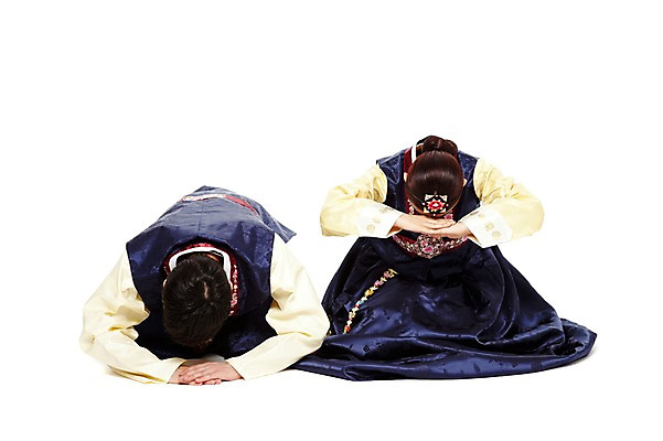 포토 JPG 스튜디오촬영 전신 한국문화 한국전통 전통 라이프스타일 부부 커플 여자 명절 남자 전통문화 엎드리기 새해 한국 실내 숙이기 고개숙이기 누끼 사람 앉기 동양인 20대 성인 두명 앞모습 설날 추석 깨끗함 한국인 예절 인사 절 전통의상 한복 세배 손모으기 청년만 성인만 국내포토 동양문화 기념일 아시아 문화 뷰포인트 포즈 컨셉 관계 모션 인종 손짓 청년 내부 생활 절_인사 파일형식