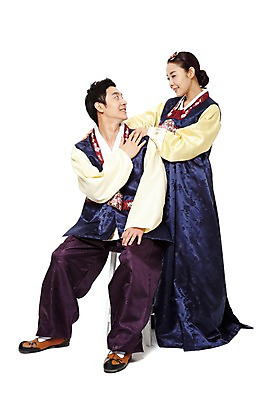 포토 JPG 스튜디오촬영 전신 한국문화 한국전통 전통 라이프스타일 부부 커플 여자 명절 남자 전통문화 의자 새해 한국 실내 서기 미소 웃음 누끼 사람 앉기 동양인 20대 성인 두명 앞모습 설날 마주보기 추석 한국인 전통의상 한복 청년만 성인만 국내포토 동양문화 기념일 아시아 문화 뷰포인트 가구 관계 모션 표정 인종 청년 내부 생활 파일형식