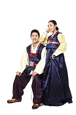 포토 JPG 스튜디오촬영 전신 한국문화 한국전통 전통 라이프스타일 부부 커플 여자 명절 남자 전통문화 의자 새해 한국 실내 서기 미소 웃음 누끼 사람 앉기 동양인 20대 성인 두명 앞모습 설날 추석 한국인 전통의상 한복 청년만 성인만 국내포토 동양문화 기념일 아시아 문화 뷰포인트 가구 관계 모션 표정 인종 청년 내부 생활 파일형식