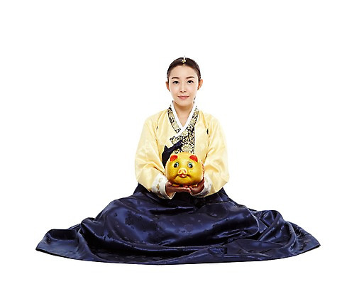 포토 JPG 스튜디오촬영 전신 한국문화 한국전통 전통 라이프스타일 여자 명절 전통문화 새해 한국 실내 선물 한명 들기 누끼 사람 앉기 동양인 20대 성인 앞모습 설날 추석 한국인 돼지저금통 돼지 행운 전통의상 한복 금돼지 복돼지 새해선물 추석선물 여자만 여자한명만 성인여자만 청년만 청년여자만 성인한명만 청년여자한명만 성인여자한명만 성인만 설선물 국내포토 1 동양문화 기념일 아시아 문화 뷰포인트 컨셉 포유류 모션 인종 청년 내부 생활 저금통 파일형식 명절선물
