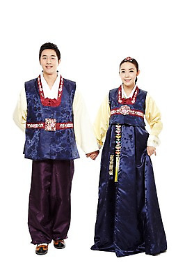 포토 JPG 스튜디오촬영 전신 한국문화 한국전통 전통 라이프스타일 부부 커플 여자 명절 남자 전통문화 새해 한국 실내 서기 미소 웃음 누끼 사람 동양인 20대 성인 두명 앞모습 설날 추석 손잡기 한국인 전통의상 한복 청년만 성인만 국내포토 동양문화 기념일 아시아 문화 뷰포인트 관계 모션 표정 인종 청년 내부 생활 파일형식