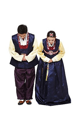 포토 JPG 스튜디오촬영 전신 한국문화 한국전통 전통 라이프스타일 부부 커플 여자 명절 남자 전통문화 새해 한국 실내 숙이기 허리숙이기 고개숙이기 서기 누끼 사람 동양인 20대 성인 두명 앞모습 설날 추석 깨끗함 한국인 예절 인사 절 전통의상 한복 세배 손모으기 청년만 성인만 국내포토 동양문화 기념일 아시아 문화 뷰포인트 포즈 컨셉 관계 모션 인종 손짓 청년 내부 생활 절_인사 파일형식