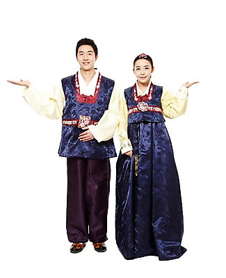 포토 JPG 스튜디오촬영 전신 한국문화 한국전통 전통 라이프스타일 부부 커플 여자 명절 남자 전통문화 모션 새해 안내 한국 실내 서기 미소 웃음 누끼 사람 동양인 손짓 20대 성인 두명 앞모습 설날 추석 한국인 전통의상 한복 청년만 성인만 국내포토 동양문화 기념일 아시아 문화 뷰포인트 관계 표정 인종 청년 내부 생활 파일형식