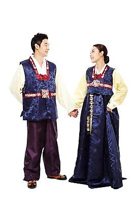 포토 JPG 스튜디오촬영 전신 한국문화 한국전통 전통 라이프스타일 부부 커플 여자 명절 남자 전통문화 새해 한국 실내 서기 미소 웃음 누끼 사람 동양인 20대 성인 두명 앞모습 설날 마주보기 추석 손잡기 한국인 전통의상 한복 청년만 성인만 국내포토 동양문화 기념일 아시아 문화 뷰포인트 관계 모션 표정 인종 청년 내부 생활 파일형식