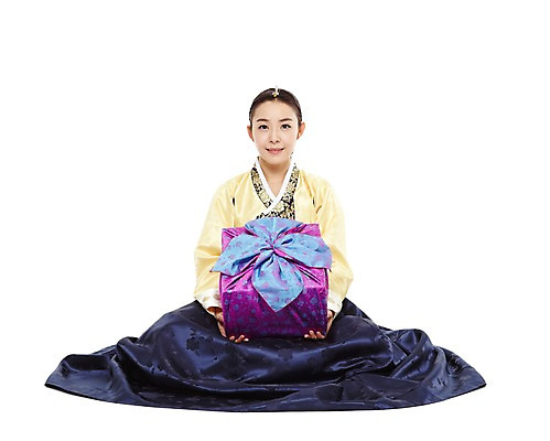 포토 JPG 스튜디오촬영 전신 한국문화 한국전통 전통 라이프스타일 여자 명절 전통문화 포장 새해 한국 실내 선물 한명 들기 누끼 사람 앉기 동양인 20대 성인 앞모습 선물상자 상자 설날 추석 한국인 보자기 전통의상 한복 새해선물 추석선물 여자만 여자한명만 성인여자만 청년만 청년여자만 성인한명만 청년여자한명만 성인여자한명만 성인만 설선물 국내포토 1 동양문화 기념일 아시아 문화 뷰포인트 모션 인종 청년 내부 생활 파일형식 천_직물 명절선물