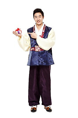 포토 JPG 스튜디오촬영 전신 한국문화 한국전통 전통 라이프스타일 명절 남자 전통문화 새해 복주머니 전통소품 한국 실내 선물 한명 서기 미소 웃음 들기 누끼 사람 동양인 손짓 20대 성인 앞모습 설날 추석 한국인 가리킴 행운 주머니 전통의상 한복 새해선물 추석선물 남자만 남자한명만 성인남자만 청년만 청년남자만 청년남자한명만 성인한명만 성인남자한명만 성인만 설선물 국내포토 1 동양문화 기념일 아시아 문화 뷰포인트 컨셉 모션 표정 인종 청년 내부 생활 오브젝트 파일형식 명절선물