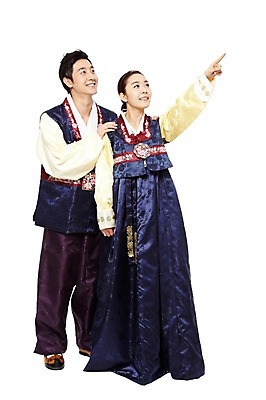 포토 JPG 스튜디오촬영 전신 한국문화 한국전통 전통 라이프스타일 부부 커플 응시 여자 명절 남자 전통문화 모션 새해 한국 실내 서기 미소 웃음 누끼 사람 동양인 손짓 20대 성인 두명 앞모습 설날 추석 한국인 가리킴 전통의상 한복 청년만 성인만 국내포토 동양문화 시선 기념일 아시아 문화 뷰포인트 관계 표정 인종 청년 내부 생활 파일형식