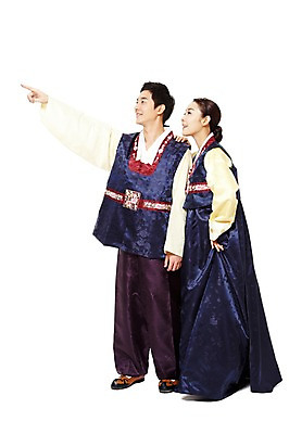 포토 JPG 스튜디오촬영 전신 한국문화 한국전통 전통 라이프스타일 부부 커플 응시 여자 명절 남자 전통문화 모션 새해 한국 실내 서기 미소 웃음 누끼 사람 동양인 손짓 20대 성인 두명 옆모습 설날 추석 한국인 가리킴 전통의상 한복 청년만 성인만 국내포토 동양문화 시선 기념일 아시아 문화 뷰포인트 관계 표정 인종 청년 내부 생활 파일형식