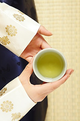 포토 JPG 스튜디오촬영 한국문화 한국전통 전통 라이프스타일 손 여자 명절 전통문화 음료 음식 신체 잔 새해 한국 실내 한명 들기 사람 성인 아웃포커스 신체부위 컵 하이앵글 설날 추석 양손 예절 차 전통차 찻잔 다도 전통의상 한복 돗자리 성인만 국내포토 1 동양문화 식기 기념일 아시아 문화 뷰포인트 모션 촬영기법 내부 생활 차_음료 파일형식