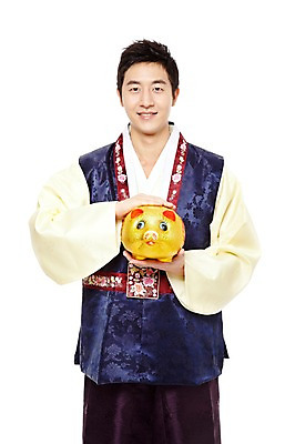 포토 JPG 스튜디오촬영 한국문화 한국전통 전통 라이프스타일 명절 남자 전통문화 새해 한국 실내 선물 한명 서기 미소 웃음 들기 누끼 사람 동양인 20대 성인 앞모습 설날 추석 한국인 돼지저금통 돼지 행운 전통의상 한복 금돼지 복돼지 새해선물 추석선물 남자만 남자한명만 성인남자만 청년만 청년남자만 청년남자한명만 성인한명만 성인남자한명만 성인만 설선물 국내포토 1 동양문화 기념일 아시아 문화 뷰포인트 컨셉 포유류 모션 표정 인종 청년 내부 생활 저금통 파일형식 명절선물