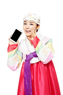 포토 JPG 스튜디오촬영 한국문화 한국전통 전통 라이프스타일 여자 명절 전통문화 모바일 새해 한국 실내 한명 미소 웃음 들기 누끼 사람 동양인 손짓 상반신 20대 성인 앞모습 스마트폰 핸드폰 쇼핑 설날 추석 외침 한국인 웹서핑 전통의상 한복 전화기 온라인쇼핑 통화 모바일쇼핑 아얌 여자만 여자한명만 성인여자만 청년만 청년여자만 성인한명만 청년여자한명만 성인여자한명만 성인만 국내포토 1 동양문화 기념일 아시아 문화 뷰포인트 모션 전통소품 표정 인종 청년 내부 생활 전자제품 스마트기기 소리 온라인 파일형식