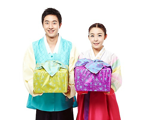 포토 JPG 스튜디오촬영 한국문화 한국전통 전통 라이프스타일 부부 커플 여자 명절 남자 전통문화 포장 새해 한국 실내 선물 미소 웃음 들기 누끼 사람 동양인 상반신 20대 성인 두명 앞모습 선물상자 상자 설날 추석 한국인 보자기 전통의상 한복 새해선물 추석선물 청년만 성인만 설선물 국내포토 동양문화 기념일 아시아 문화 뷰포인트 관계 모션 표정 인종 청년 내부 생활 파일형식 천_직물 명절선물
