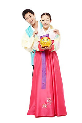 포토 JPG 스튜디오촬영 전신 한국문화 한국전통 전통 라이프스타일 부부 커플 여자 명절 남자 전통문화 새해 한국 실내 선물 서기 미소 웃음 들기 누끼 사람 동양인 20대 성인 두명 앞모습 설날 추석 한국인 돼지저금통 돼지 행운 전통의상 한복 금돼지 복돼지 새해선물 추석선물 청년만 성인만 설선물 국내포토 동양문화 기념일 아시아 문화 뷰포인트 컨셉 포유류 관계 모션 표정 인종 청년 내부 생활 저금통 파일형식 명절선물