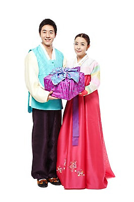 포토 JPG 스튜디오촬영 전신 한국문화 한국전통 전통 라이프스타일 부부 커플 여자 명절 남자 전통문화 포장 새해 한국 실내 선물 서기 미소 웃음 들기 누끼 사람 동양인 20대 성인 두명 앞모습 선물상자 상자 설날 추석 한국인 보자기 전통의상 한복 새해선물 추석선물 청년만 성인만 설선물 국내포토 동양문화 기념일 아시아 문화 뷰포인트 관계 모션 표정 인종 청년 내부 생활 파일형식 천_직물 명절선물