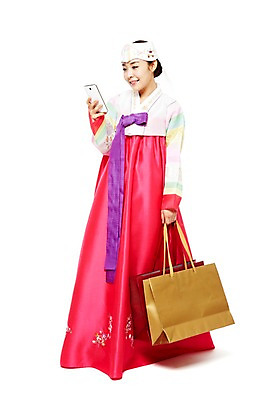 포토 JPG 스튜디오촬영 전신 한국문화 한국전통 전통 라이프스타일 응시 여자 명절 전통문화 모바일 새해 한국 실내 선물 한명 서기 미소 웃음 들기 누끼 사람 동양인 20대 성인 앞모습 스마트폰 핸드폰 쇼핑 장보기 설날 쇼핑백 추석 한국인 웹서핑 전통의상 한복 전화기 온라인쇼핑 통화 모바일쇼핑 아얌 새해선물 추석선물 여자만 여자한명만 성인여자만 청년만 청년여자만 성인한명만 청년여자한명만 성인여자한명만 성인만 설선물 국내포토 1 동양문화 시선 기념일 아시아 문화 뷰포인트 가방 모션 전통소품 표정 인종 청년 내부 생활 전자제품 스마트기기 온라인 파일형식 명절선물