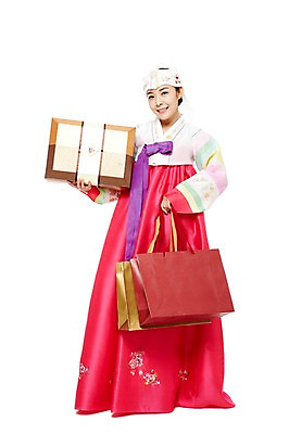 포토 JPG 스튜디오촬영 전신 한국문화 한국전통 전통 라이프스타일 여자 명절 전통문화 새해 한국 실내 선물 한명 서기 미소 웃음 들기 누끼 사람 동양인 20대 성인 앞모습 선물상자 쇼핑 장보기 상자 설날 쇼핑백 추석 한국인 전통의상 한복 아얌 새해선물 추석선물 여자만 여자한명만 성인여자만 청년만 청년여자만 성인한명만 청년여자한명만 성인여자한명만 성인만 설선물 국내포토 1 동양문화 기념일 아시아 문화 뷰포인트 가방 모션 전통소품 표정 인종 청년 내부 생활 파일형식 명절선물