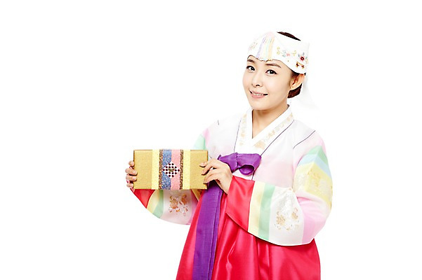 포토 JPG 스튜디오촬영 한국문화 한국전통 전통 라이프스타일 여자 명절 전통문화 새해 한국 실내 선물 한명 미소 웃음 들기 누끼 사람 동양인 상반신 20대 성인 앞모습 선물상자 상자 설날 추석 한국인 전통의상 한복 아얌 새해선물 추석선물 여자만 여자한명만 성인여자만 청년만 청년여자만 성인한명만 청년여자한명만 성인여자한명만 성인만 설선물 국내포토 1 동양문화 기념일 아시아 문화 뷰포인트 모션 전통소품 표정 인종 청년 내부 생활 파일형식 명절선물