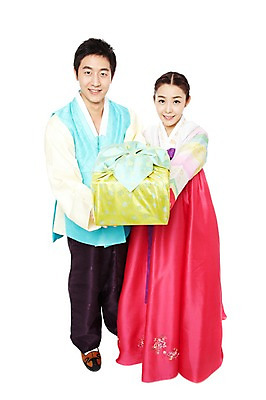 포토 JPG 스튜디오촬영 전신 한국문화 한국전통 전통 라이프스타일 부부 커플 여자 명절 남자 전통문화 포장 새해 한국 실내 선물 서기 미소 웃음 들기 누끼 사람 동양인 20대 성인 두명 앞모습 선물상자 상자 설날 추석 한국인 보자기 전통의상 한복 새해선물 추석선물 청년만 성인만 설선물 국내포토 동양문화 기념일 아시아 문화 뷰포인트 관계 모션 표정 인종 청년 내부 생활 파일형식 천_직물 명절선물