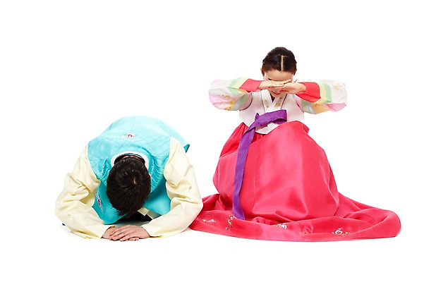 포토 JPG 스튜디오촬영 전신 한국문화 한국전통 전통 라이프스타일 부부 커플 여자 명절 남자 전통문화 엎드리기 새해 한국 실내 숙이기 고개숙이기 누끼 사람 앉기 동양인 20대 성인 두명 앞모습 설날 추석 깨끗함 한국인 예절 인사 절 전통의상 한복 세배 손모으기 청년만 성인만 국내포토 동양문화 기념일 아시아 문화 뷰포인트 포즈 컨셉 관계 모션 인종 손짓 청년 내부 생활 절_인사 파일형식