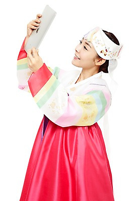 포토 JPG 스튜디오촬영 한국문화 한국전통 전통 라이프스타일 응시 여자 명절 전통문화 모바일 새해 한국 실내 한명 미소 웃음 들기 누끼 사람 동양인 상반신 20대 성인 옆모습 쇼핑 태블릿 설날 추석 한국인 웹서핑 전통의상 한복 온라인쇼핑 모바일쇼핑 아얌 여자만 여자한명만 성인여자만 청년만 청년여자만 성인한명만 청년여자한명만 성인여자한명만 성인만 국내포토 1 동양문화 시선 기념일 아시아 문화 뷰포인트 모션 전통소품 표정 인종 청년 내부 생활 전자제품 스마트기기 온라인 파일형식