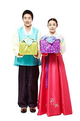 포토 JPG 스튜디오촬영 전신 한국문화 한국전통 전통 라이프스타일 부부 커플 여자 명절 남자 전통문화 포장 새해 한국 실내 선물 서기 미소 웃음 들기 누끼 사람 동양인 20대 성인 두명 앞모습 선물상자 상자 설날 추석 한국인 보자기 전통의상 한복 새해선물 추석선물 청년만 성인만 설선물 국내포토 동양문화 기념일 아시아 문화 뷰포인트 관계 모션 표정 인종 청년 내부 생활 파일형식 천_직물 명절선물