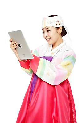 포토 JPG 스튜디오촬영 한국문화 한국전통 전통 라이프스타일 응시 여자 명절 전통문화 모바일 새해 한국 실내 한명 미소 웃음 들기 누끼 사람 동양인 상반신 20대 성인 옆모습 쇼핑 태블릿 설날 추석 한국인 웹서핑 전통의상 한복 온라인쇼핑 모바일쇼핑 아얌 여자만 여자한명만 성인여자만 청년만 청년여자만 성인한명만 청년여자한명만 성인여자한명만 성인만 국내포토 1 동양문화 시선 기념일 아시아 문화 뷰포인트 모션 전통소품 표정 인종 청년 내부 생활 전자제품 스마트기기 온라인 파일형식