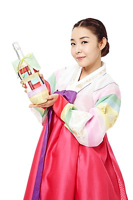 포토 JPG 스튜디오촬영 한국문화 한국전통 전통 라이프스타일 여자 명절 전통문화 술병 새해 한국 실내 선물 한명 미소 웃음 들기 누끼 사람 동양인 상반신 20대 성인 옆모습 설날 추석 와인 한국인 병 전통의상 한복 와인병 새해선물 추석선물 여자만 여자한명만 성인여자만 청년만 청년여자만 성인한명만 청년여자한명만 성인여자한명만 성인만 설선물 국내포토 1 동양문화 식기 기념일 아시아 문화 뷰포인트 모션 병_용기 주류 표정 인종 청년 내부 생활 파일형식 명절선물