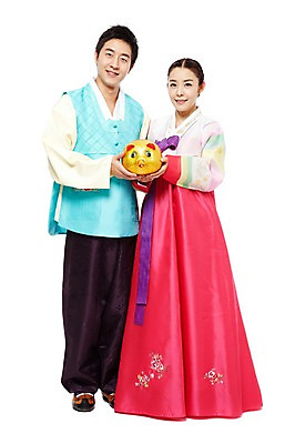 포토 JPG 스튜디오촬영 전신 한국문화 한국전통 전통 라이프스타일 부부 커플 여자 명절 남자 전통문화 새해 한국 실내 선물 서기 미소 웃음 들기 누끼 사람 동양인 20대 성인 두명 앞모습 설날 추석 한국인 돼지저금통 돼지 행운 전통의상 한복 금돼지 복돼지 새해선물 추석선물 청년만 성인만 설선물 국내포토 동양문화 기념일 아시아 문화 뷰포인트 컨셉 포유류 관계 모션 표정 인종 청년 내부 생활 저금통 파일형식 명절선물