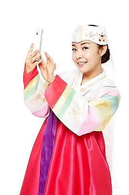 포토 JPG 스튜디오촬영 한국문화 한국전통 전통 라이프스타일 여자 명절 전통문화 모바일 새해 한국 실내 한명 미소 웃음 들기 누끼 사람 동양인 상반신 20대 성인 옆모습 스마트폰 핸드폰 쇼핑 설날 추석 한국인 웹서핑 전통의상 한복 전화기 온라인쇼핑 통화 모바일쇼핑 아얌 여자만 여자한명만 성인여자만 청년만 청년여자만 성인한명만 청년여자한명만 성인여자한명만 성인만 국내포토 1 동양문화 기념일 아시아 문화 뷰포인트 모션 전통소품 표정 인종 청년 내부 생활 전자제품 스마트기기 온라인 파일형식