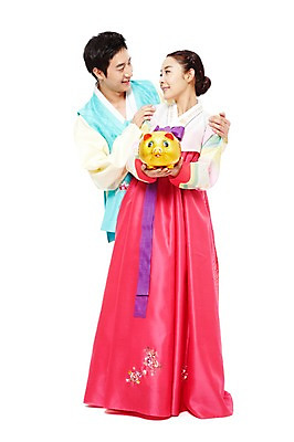 포토 JPG 스튜디오촬영 전신 한국문화 한국전통 전통 라이프스타일 부부 커플 여자 명절 남자 전통문화 새해 한국 실내 선물 서기 미소 웃음 들기 누끼 사람 동양인 20대 성인 두명 앞모습 설날 마주보기 추석 한국인 돼지저금통 돼지 행운 전통의상 한복 금돼지 복돼지 새해선물 추석선물 청년만 성인만 설선물 국내포토 동양문화 기념일 아시아 문화 뷰포인트 컨셉 포유류 관계 모션 표정 인종 청년 내부 생활 저금통 파일형식 명절선물