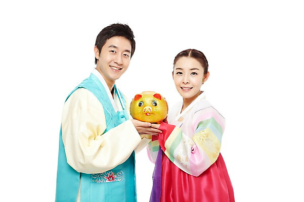 포토 JPG 스튜디오촬영 한국문화 한국전통 전통 라이프스타일 부부 커플 여자 명절 남자 전통문화 새해 한국 실내 선물 미소 웃음 들기 누끼 사람 동양인 상반신 20대 성인 두명 옆모습 설날 마주보기 추석 한국인 돼지저금통 돼지 행운 전통의상 한복 금돼지 복돼지 새해선물 추석선물 청년만 성인만 설선물 국내포토 동양문화 기념일 아시아 문화 뷰포인트 컨셉 포유류 관계 모션 표정 인종 청년 내부 생활 저금통 파일형식 명절선물