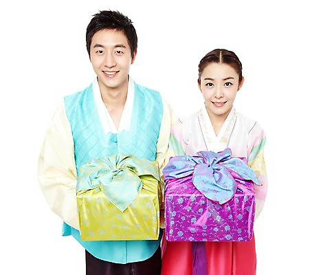 포토 JPG 스튜디오촬영 한국문화 한국전통 전통 라이프스타일 부부 커플 여자 명절 남자 전통문화 포장 새해 한국 실내 선물 미소 웃음 들기 누끼 사람 동양인 상반신 20대 성인 두명 앞모습 선물상자 상자 설날 추석 한국인 보자기 전통의상 한복 새해선물 추석선물 청년만 성인만 설선물 국내포토 동양문화 기념일 아시아 문화 뷰포인트 관계 모션 표정 인종 청년 내부 생활 파일형식 천_직물 명절선물