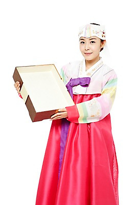 포토 JPG 스튜디오촬영 한국문화 한국전통 전통 라이프스타일 여자 명절 전통문화 새해 한국 실내 선물 한명 서기 미소 웃음 들기 누끼 사람 동양인 20대 성인 앞모습 선물상자 상자 설날 추석 한국인 전통의상 한복 아얌 새해선물 추석선물 여자만 여자한명만 성인여자만 청년만 청년여자만 성인한명만 청년여자한명만 성인여자한명만 성인만 설선물 국내포토 1 동양문화 기념일 아시아 문화 뷰포인트 모션 전통소품 표정 인종 청년 내부 생활 파일형식 명절선물