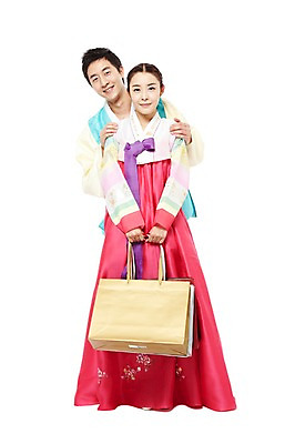 포토 JPG 스튜디오촬영 전신 한국문화 한국전통 전통 라이프스타일 부부 커플 여자 명절 남자 전통문화 새해 한국 실내 선물 서기 미소 웃음 들기 누끼 사람 동양인 20대 성인 두명 앞모습 쇼핑 장보기 설날 쇼핑백 추석 한국인 전통의상 한복 새해선물 추석선물 청년만 성인만 설선물 국내포토 동양문화 기념일 아시아 문화 뷰포인트 가방 관계 모션 표정 인종 청년 내부 생활 파일형식 명절선물