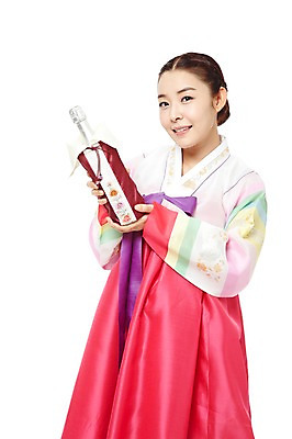 포토 JPG 스튜디오촬영 한국문화 한국전통 전통 라이프스타일 여자 명절 전통문화 술병 새해 한국 실내 선물 한명 미소 웃음 들기 누끼 사람 동양인 상반신 20대 성인 앞모습 설날 추석 와인 한국인 병 전통의상 한복 와인병 새해선물 추석선물 여자만 여자한명만 성인여자만 청년만 청년여자만 성인한명만 청년여자한명만 성인여자한명만 성인만 설선물 국내포토 1 동양문화 식기 기념일 아시아 문화 뷰포인트 모션 병_용기 주류 표정 인종 청년 내부 생활 파일형식 명절선물