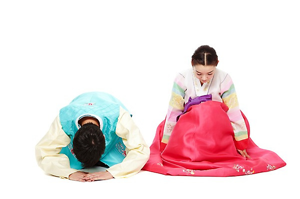 포토 JPG 스튜디오촬영 전신 한국문화 한국전통 전통 라이프스타일 부부 커플 여자 명절 남자 전통문화 엎드리기 새해 한국 실내 숙이기 고개숙이기 누끼 사람 앉기 동양인 20대 성인 두명 앞모습 설날 추석 깨끗함 한국인 예절 인사 절 전통의상 한복 세배 손모으기 청년만 성인만 국내포토 동양문화 기념일 아시아 문화 뷰포인트 포즈 컨셉 관계 모션 인종 손짓 청년 내부 생활 절_인사 파일형식