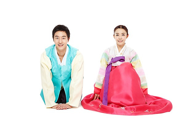 포토 JPG 스튜디오촬영 전신 한국문화 한국전통 전통 라이프스타일 부부 커플 여자 명절 남자 전통문화 새해 한국 실내 미소 웃음 누끼 사람 앉기 동양인 20대 성인 두명 앞모습 설날 추석 깨끗함 한국인 예절 인사 절 전통의상 한복 세배 손모으기 청년만 성인만 국내포토 동양문화 기념일 아시아 문화 뷰포인트 컨셉 관계 모션 표정 인종 손짓 청년 내부 생활 절_인사 파일형식