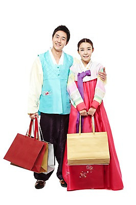 포토 JPG 스튜디오촬영 전신 한국문화 한국전통 전통 라이프스타일 부부 커플 여자 명절 남자 전통문화 새해 한국 실내 선물 서기 미소 웃음 들기 누끼 사람 동양인 20대 성인 두명 앞모습 쇼핑 장보기 설날 쇼핑백 추석 한국인 전통의상 한복 새해선물 추석선물 청년만 성인만 설선물 국내포토 동양문화 기념일 아시아 문화 뷰포인트 가방 관계 모션 표정 인종 청년 내부 생활 파일형식 명절선물