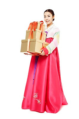 포토 JPG 스튜디오촬영 전신 한국문화 한국전통 전통 라이프스타일 여자 명절 리본 전통문화 포장 새해 한국 실내 선물 한명 서기 미소 웃음 들기 누끼 사람 동양인 20대 성인 앞모습 선물상자 상자 설날 추석 한국인 전통의상 한복 새해선물 추석선물 여자만 여자한명만 성인여자만 청년만 청년여자만 성인한명만 청년여자한명만 성인여자한명만 성인만 설선물 국내포토 1 동양문화 기념일 아시아 문화 뷰포인트 모션 표정 인종 청년 내부 생활 파일형식 명절선물